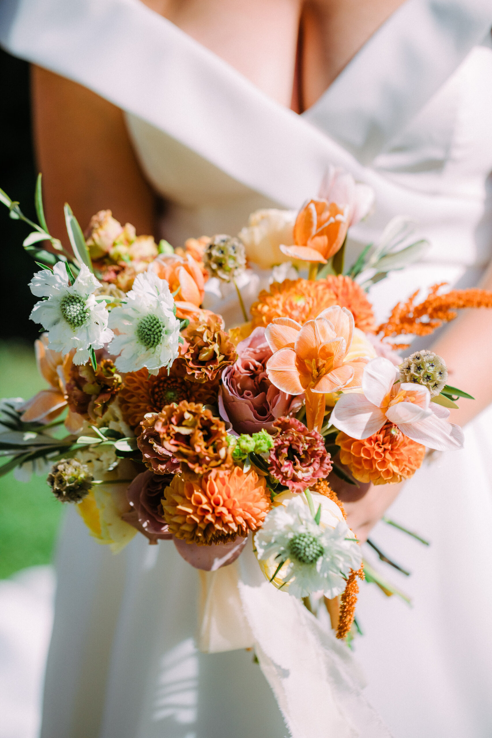 Total White or Vibrant Color? How to Choose the Right Wedding Palette in Italy