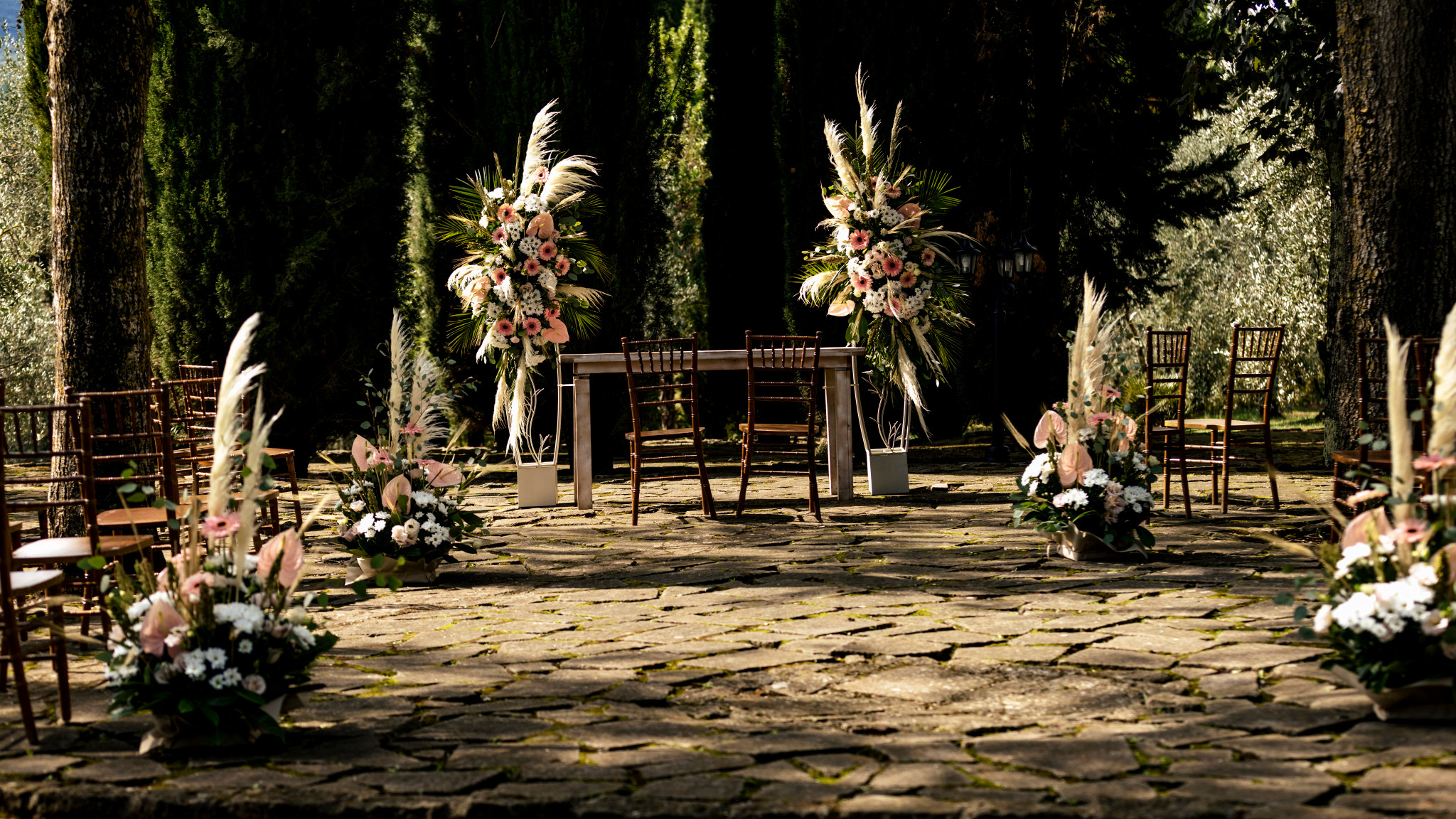 Wedding Arch Ideas for Your Ceremony in Italy: From Classic to Grounded Elegance