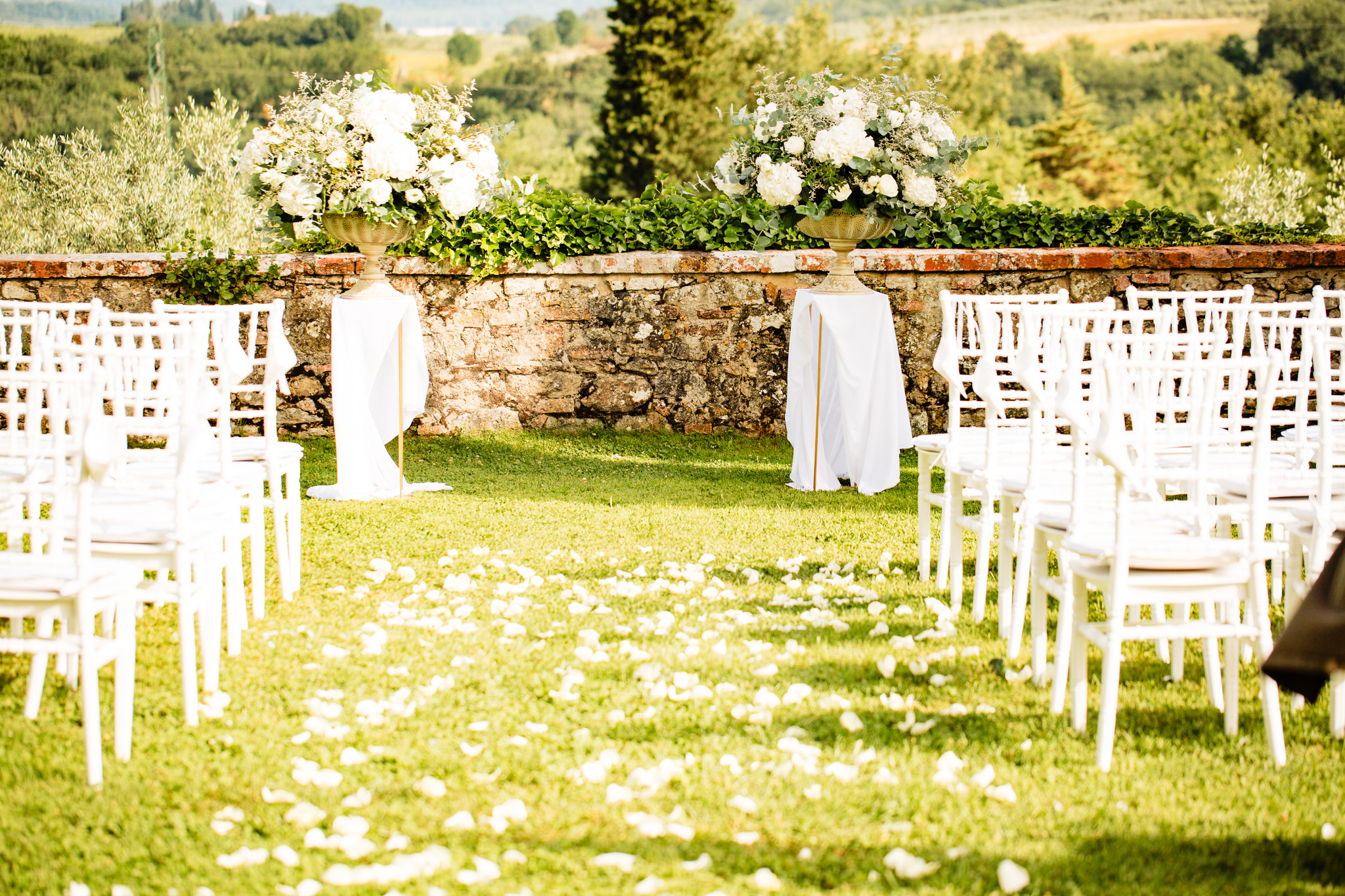 Wedding Arch Ideas for Your Ceremony in Italy: From Classic to Grounded Elegance