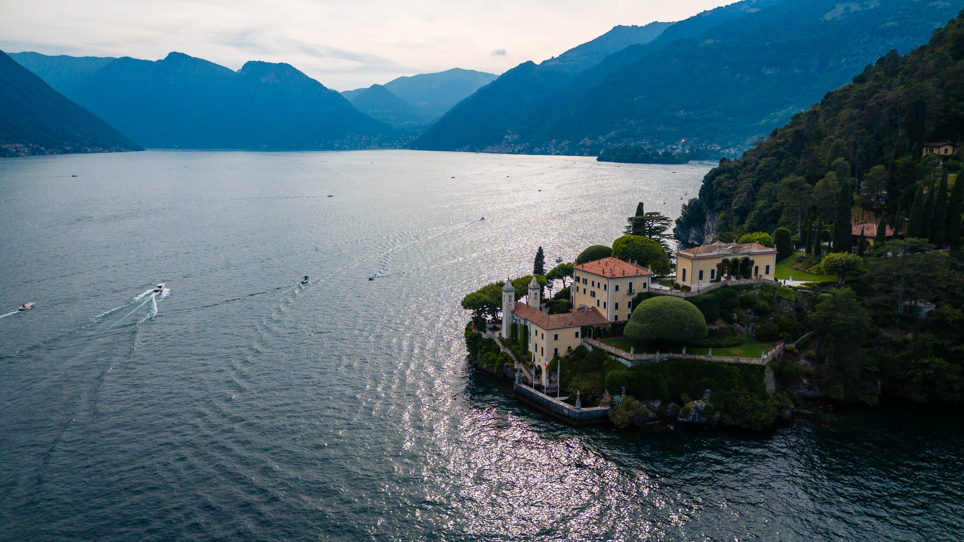 Lake Como between mountains, gardens and boats